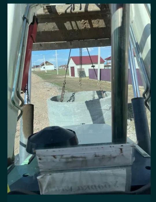 Экскаватор погрузчик и ямобур