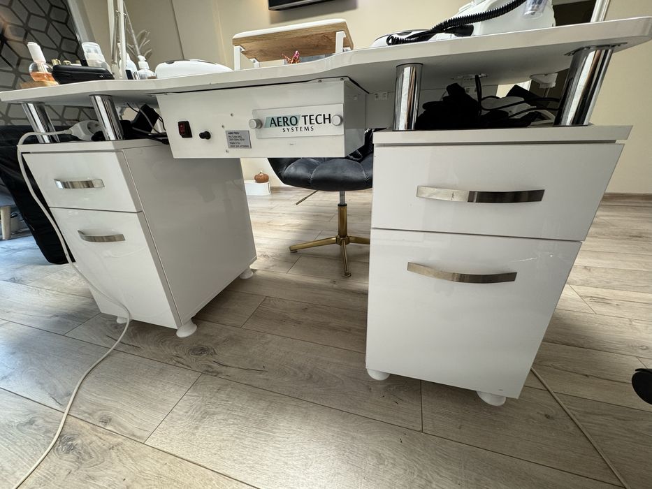 Бюро за маникюр + прахоуловител ProBits и шкаф с плъзгащи врати