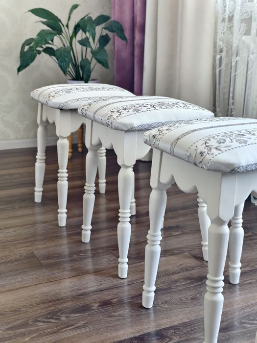 Красивые табуретки, стол ручной работы