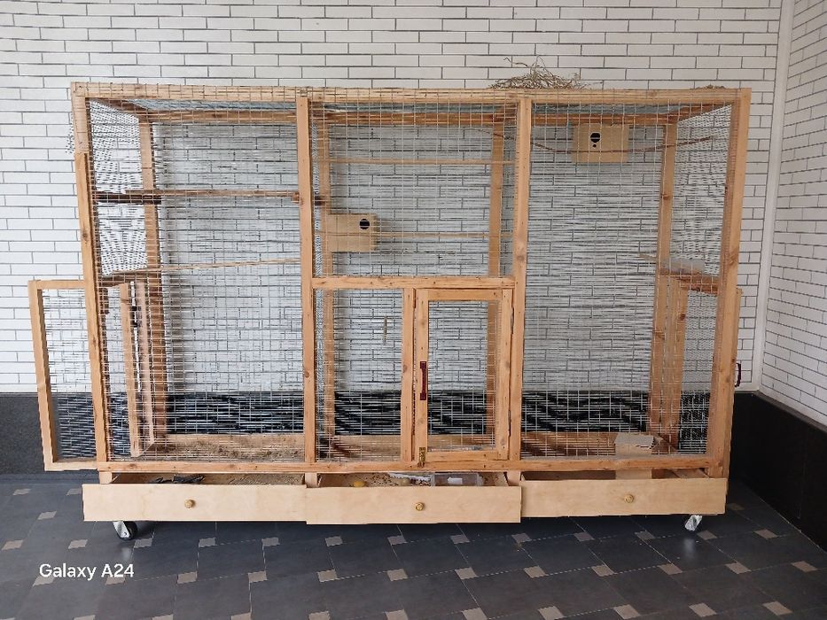 Вольер размером длиной 2.5м высота 2.0м ширина с низ имеется