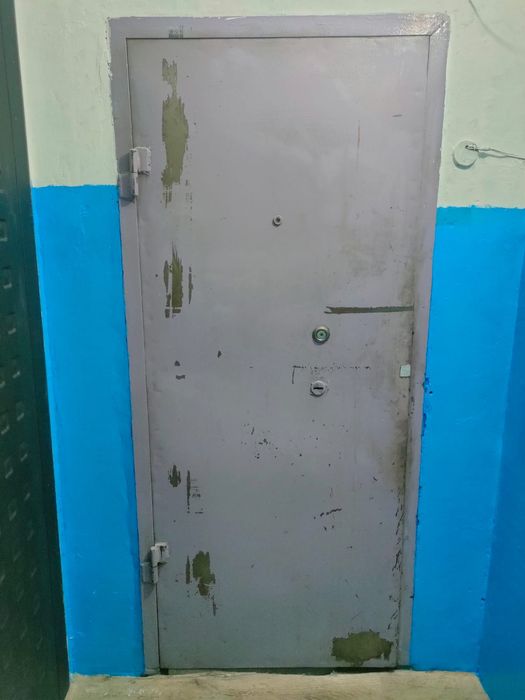 Продам железную дверь и косяк