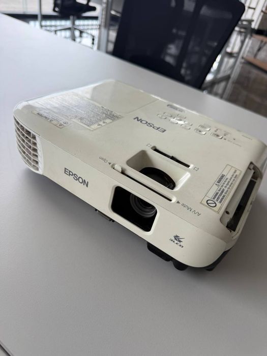 Epson proektor, proektor ekrani
