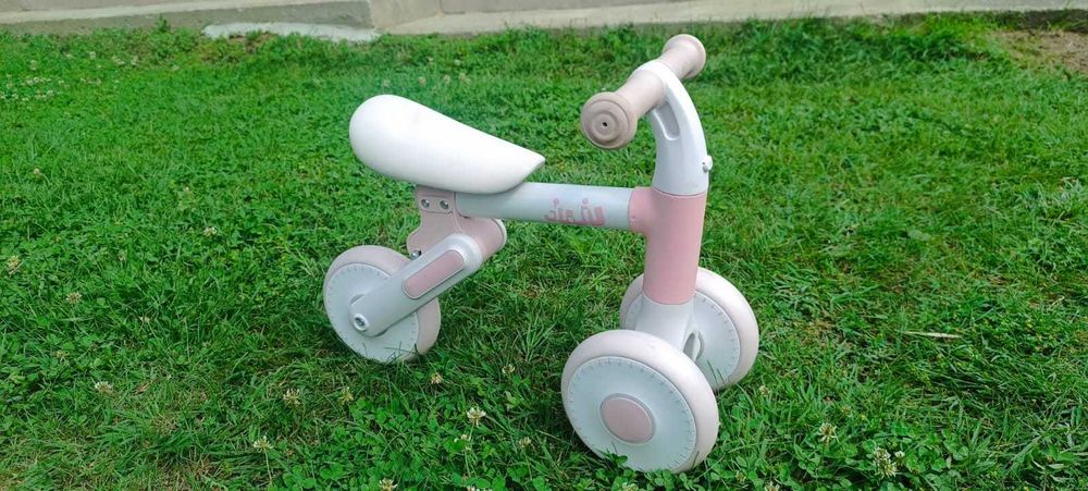 Bicicletă fără pedale / pushbike / tricicleta copii 1-3 ani alb-roz Juju Dody, stare foarte bună
