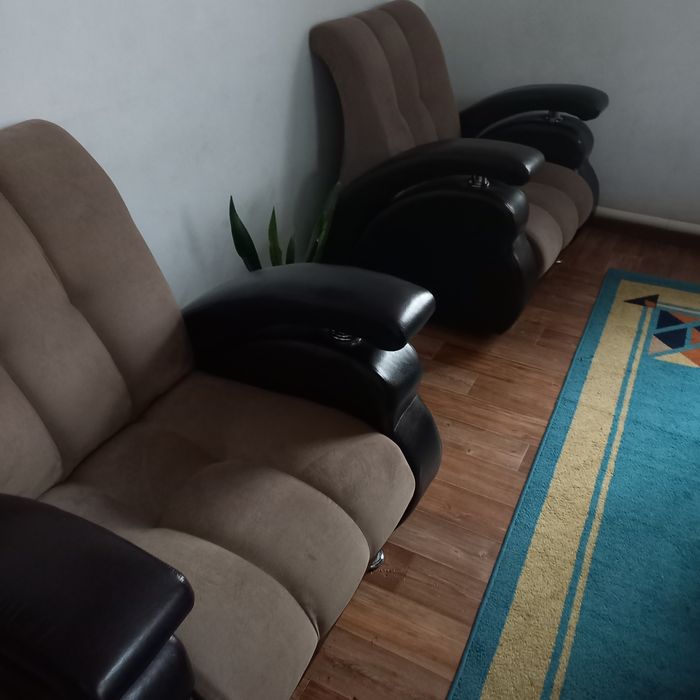 Диван с двумя креслами