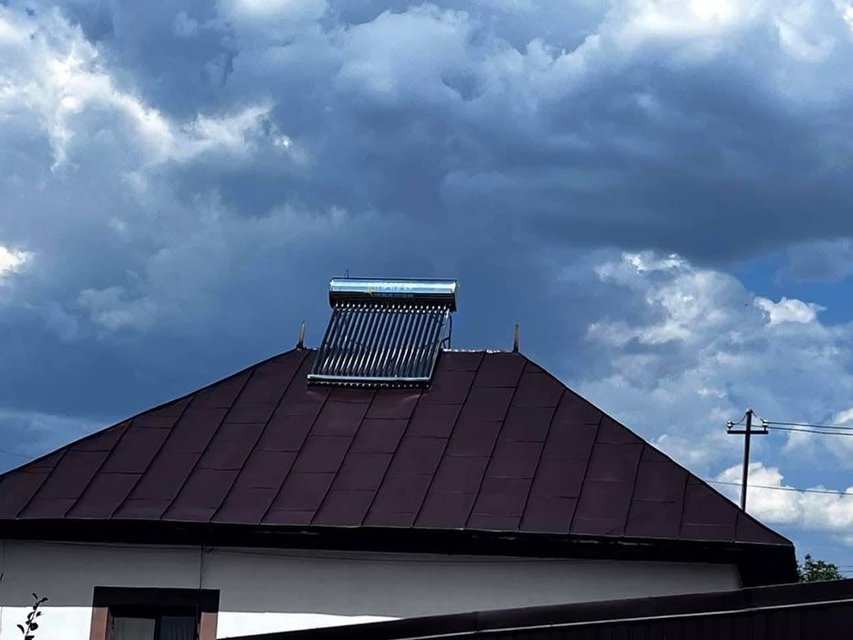 Vopsitor la tablă pe acoperiș