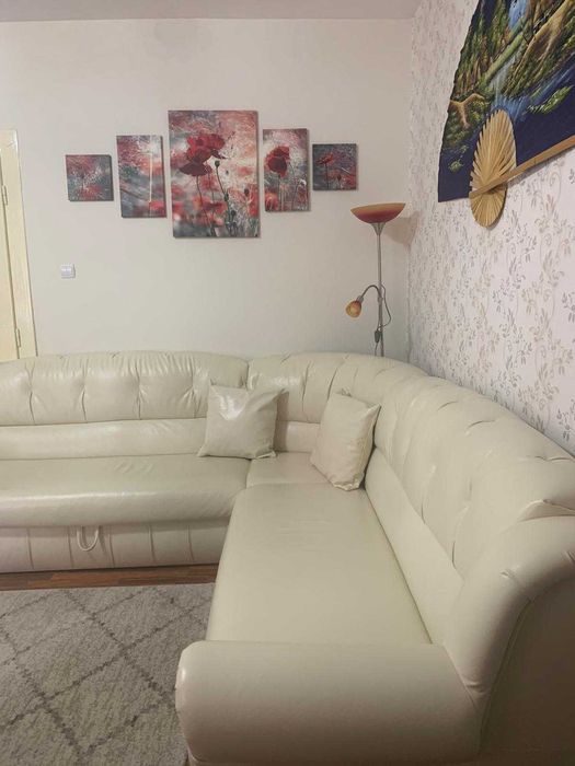 Canapea extensibila din piele alba