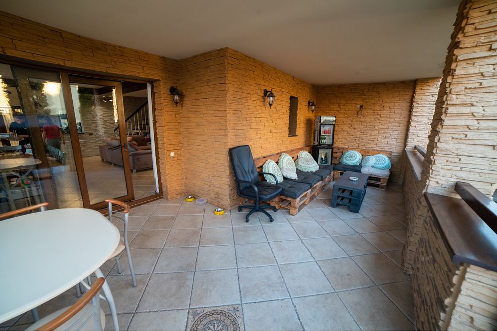 CASĂ SPAȚIOASĂ DE VÂNZARE – Corunca, Mures 180 MP + Mansardā | 600 MP Teren| Garaj| Saunā| 3 Terase