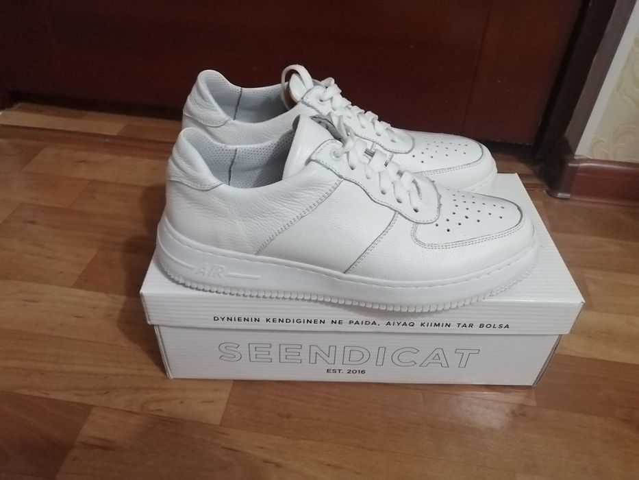 Продам белые  кожанные кроссовки AIR
