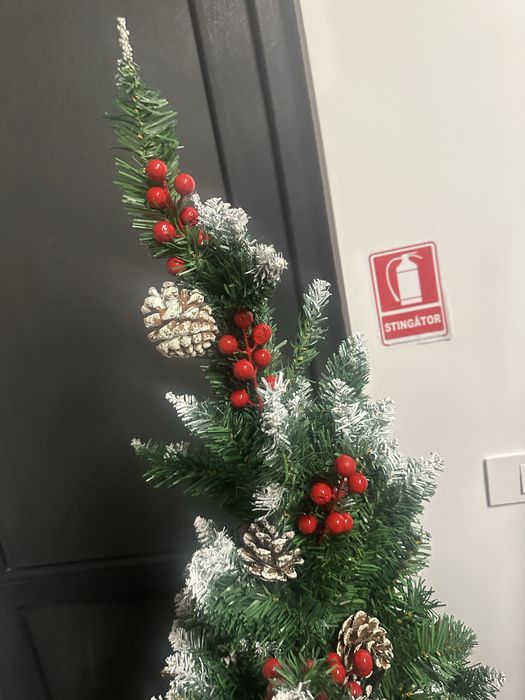 Brad artificial cu ramuri albe si decoratiuni