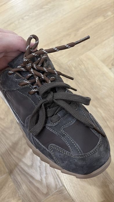 Продам женские кроссовки