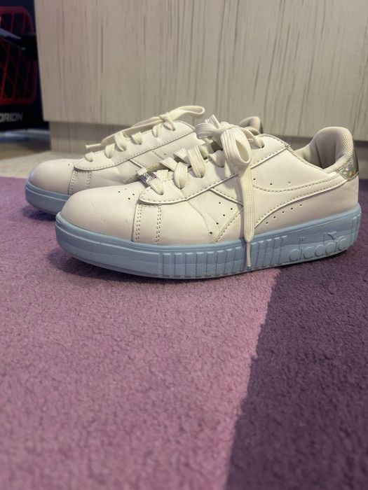 Бели кожени дамски маратонки Диадора 37 номер