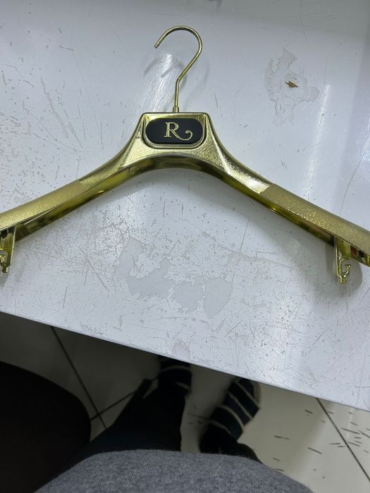 Золотые вешалки для магазина