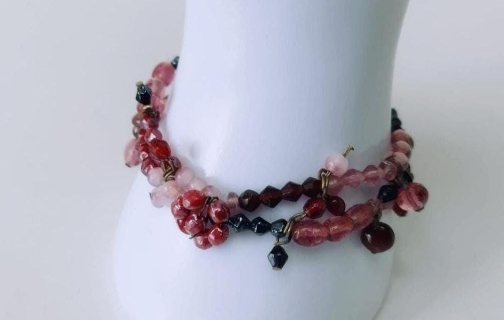 Veche bratara elastica din margele colorate