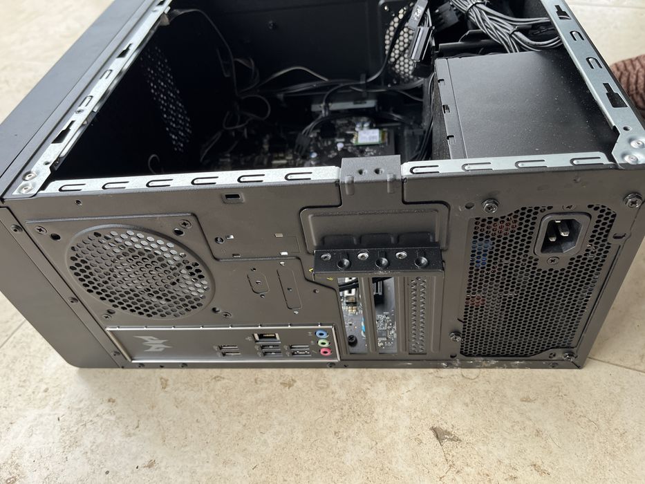 Кутия с дъно и захранване LGA1700