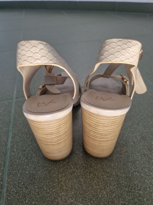 Дамски сандали в бежав цвят