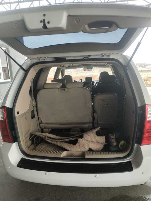 Kia carnival 2006 rangi oq srochna sotamiz abmen ham bor GM