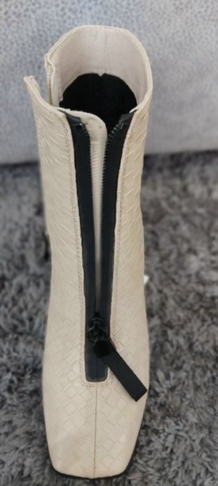 Нови дамски боти в бежов ромбоиден принт-стил и класа!35,39размер