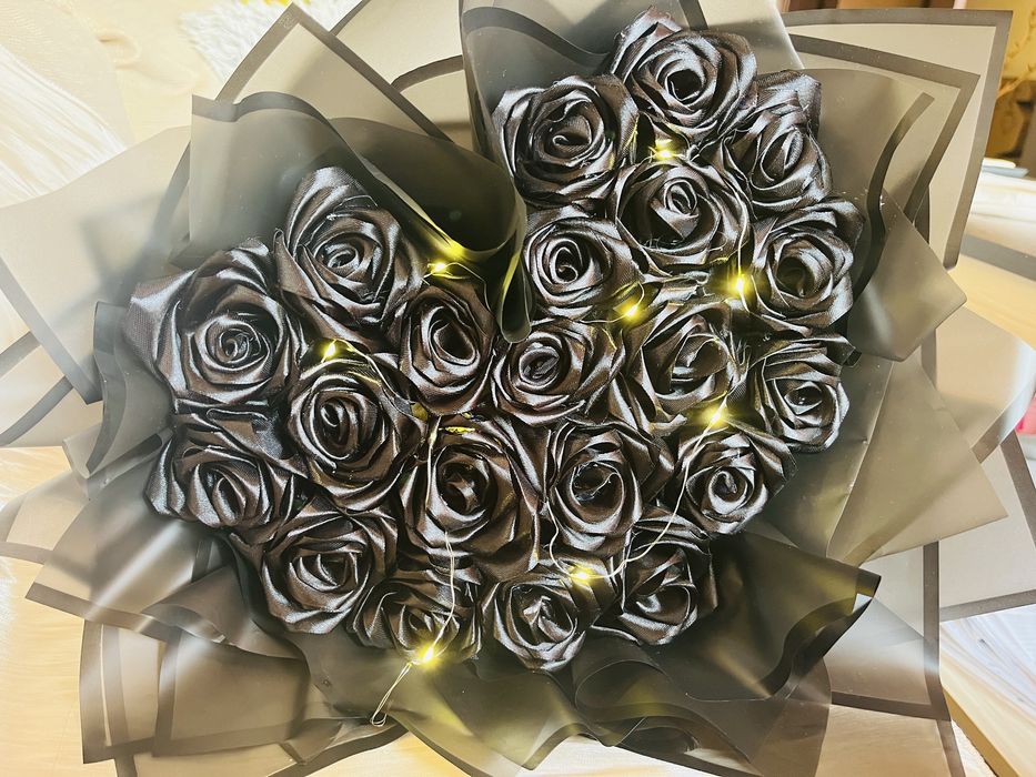 Елегантен букет от сатенени или сапунени рози