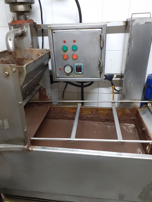 Машина за шоколадиране тестени сладкарски изделия