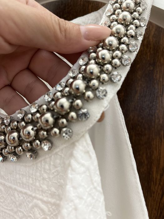 Бяла рокля с камъни