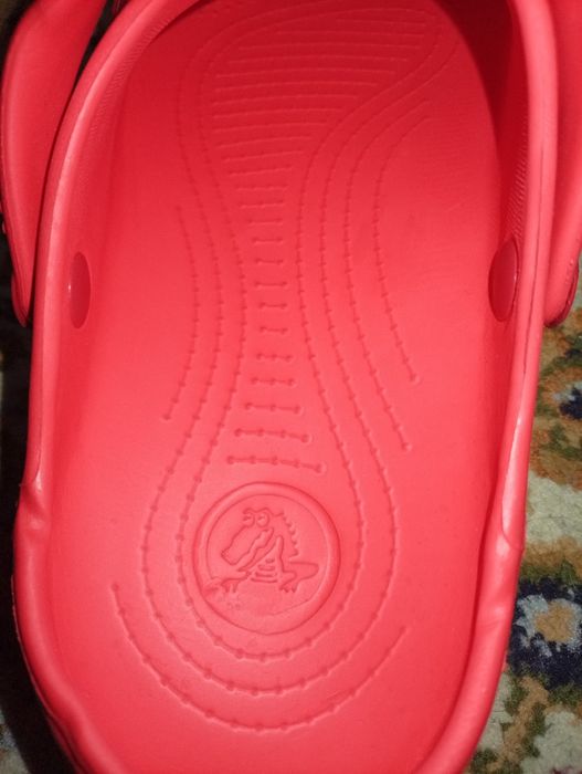 Crocs de culoare roșie