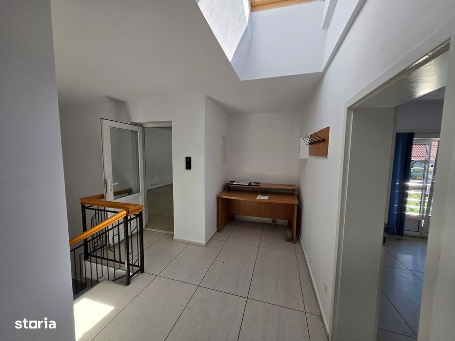 Casa individuala 7 camere+ apartament, 5 locuri de parcare. Sagului