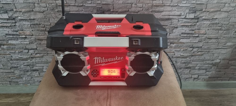Milwaukee радио c12-28dcr