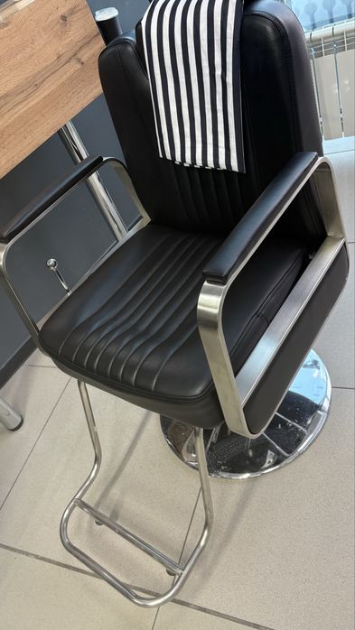 Продам кресло парикмахера
