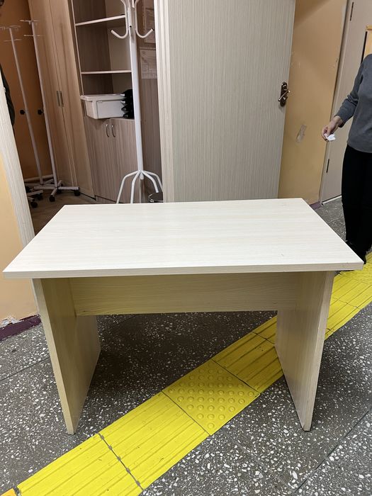 Стол в хорошем состояние Бу