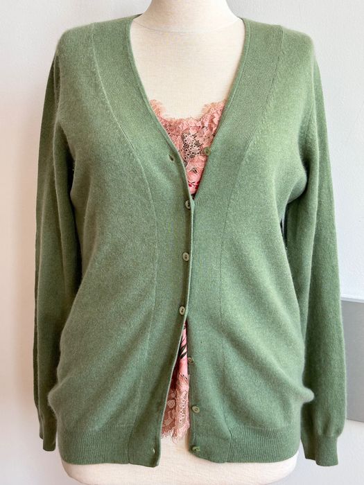 Мека кашмирена блуза в разкошен зелен цвят