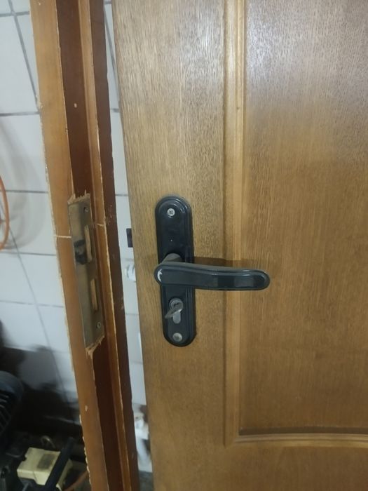 Продам дверь деревянную 0,8м * 2м б/у