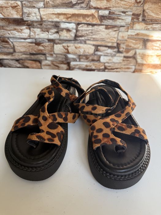 Леопардови сандали