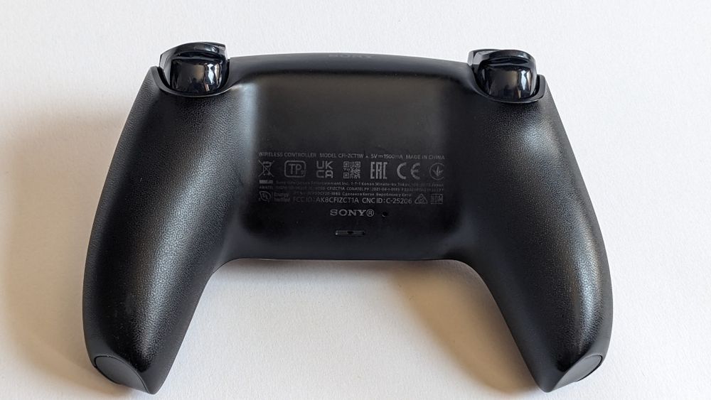 Продавам контролер DualSense за PS5 с TMR стикове.