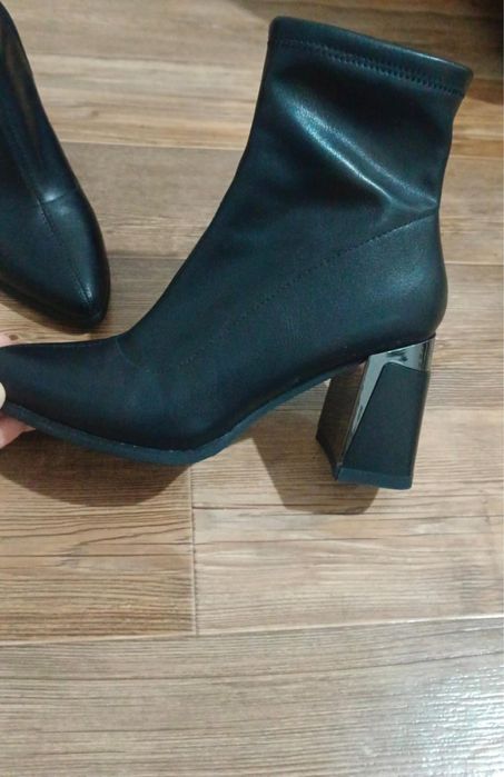 Продам женские ботинки