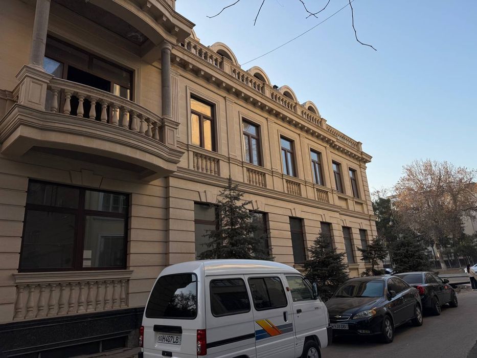 Шота Руставели вдоль дороги здание