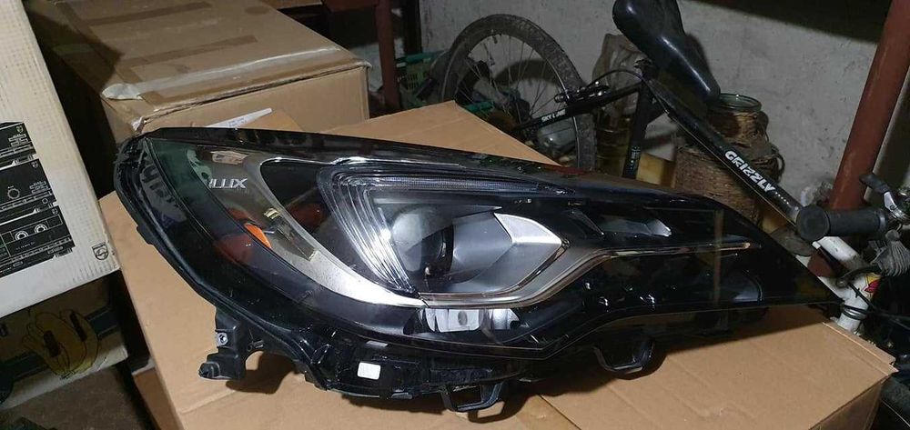 Продавам оригинален матричен LED фар за Opel Astra K.