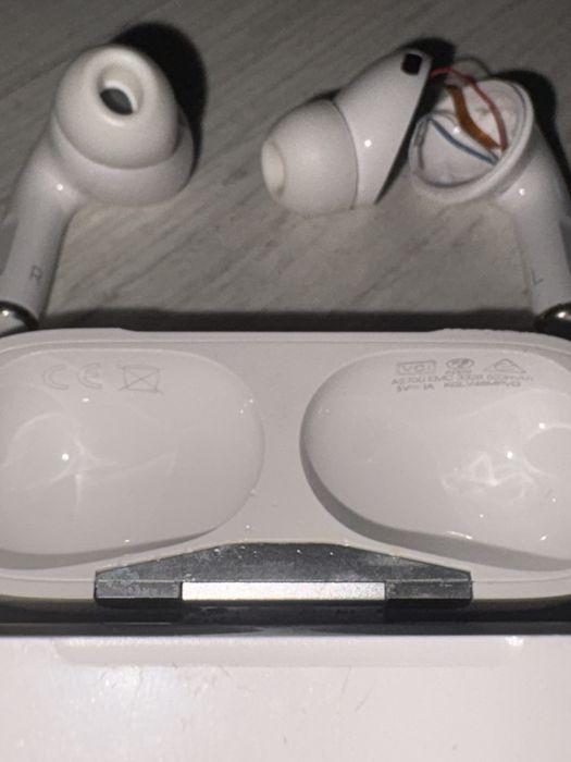 Apple AirPods Pro – оригинални (едната не работи)