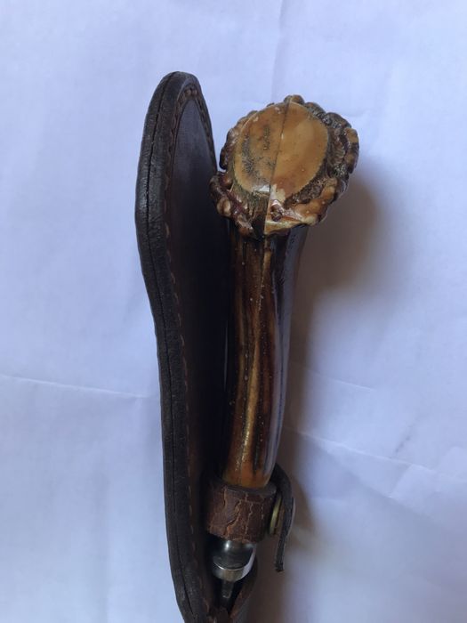 Cutit de vanatoare cu maner de corn de cerb.