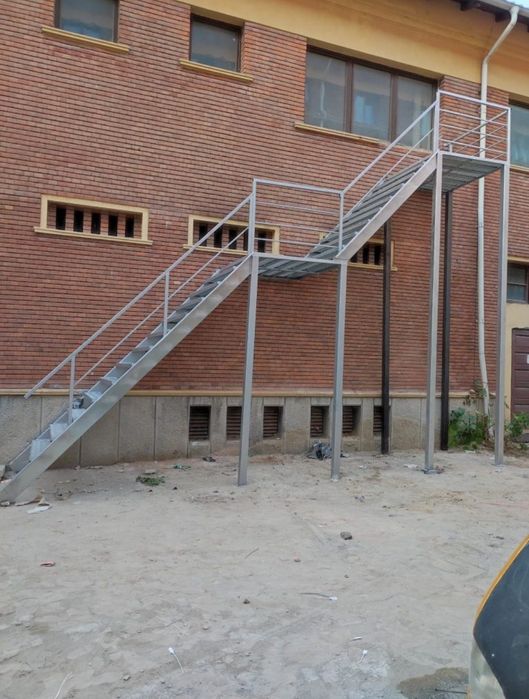 Scara metalica zincata evacuare ISU