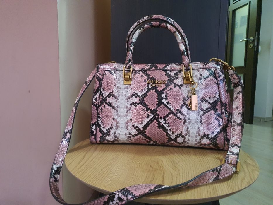 Елегантна дамска чанта Guess