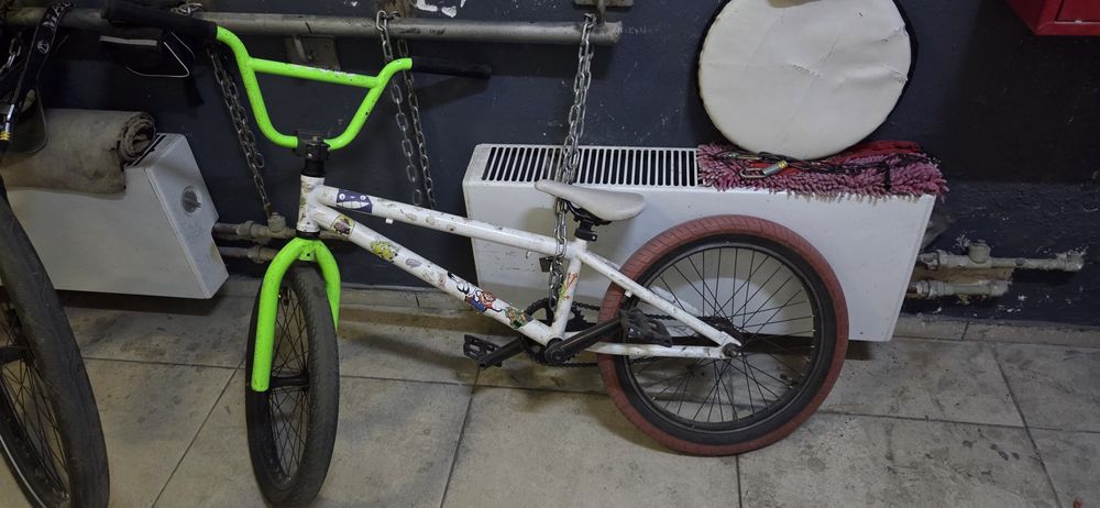 Велосипед BMX в хорошем состоянии