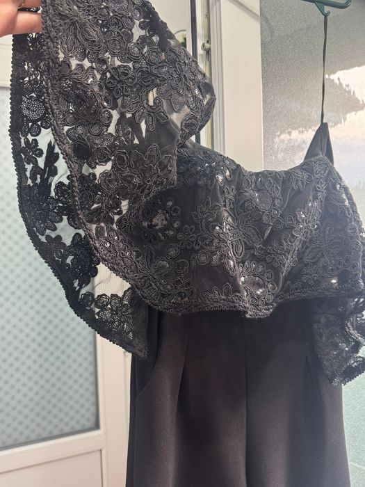 Salopetă elegantă stofă brodată dantelă