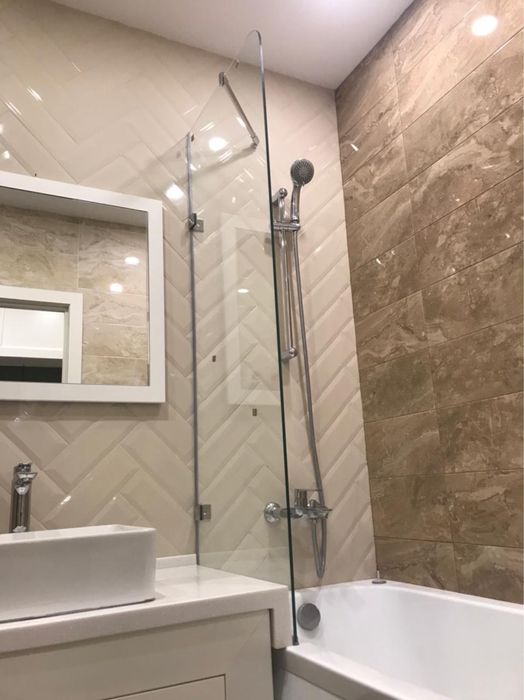 Стеклянные шторки на ванну