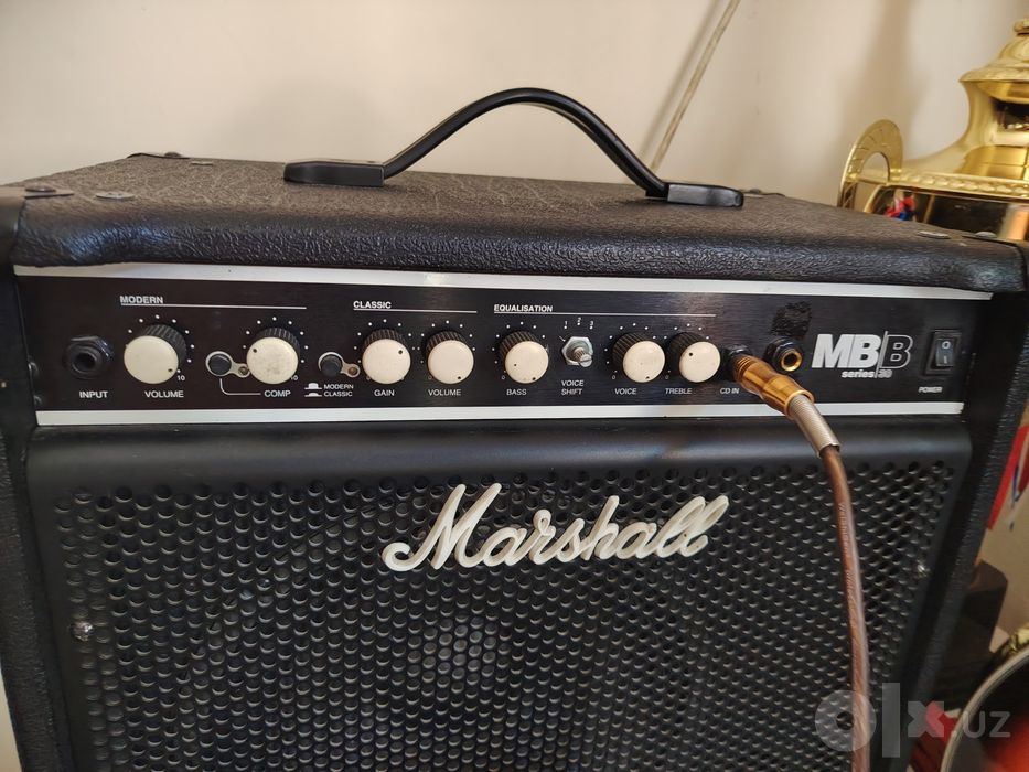 Gibson firmadan elektr gitara va marshalldan gitara uchun kalonka