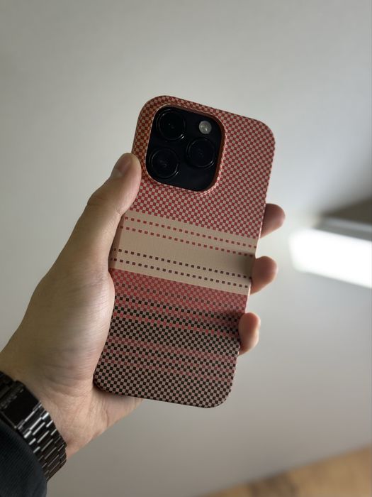 Чехлы на Айфон PITAKA с MagSafe