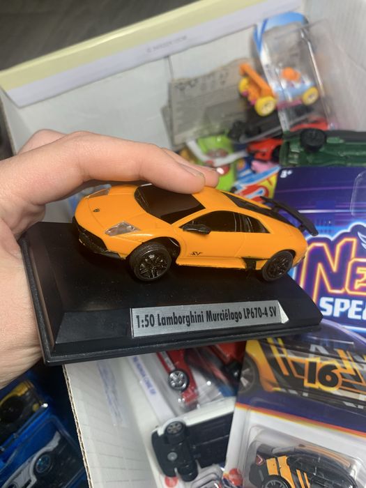 Продам коробку с машинками