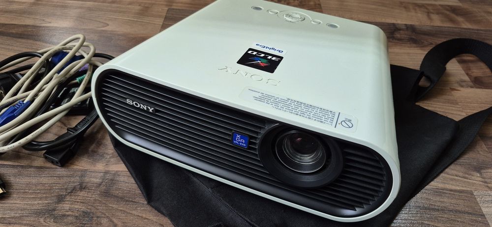 Videoproiector Sony VPL-EX5 – Tehnologie 3LCD BrightEra + Adaptor HDMI, Geantă și Cabluri