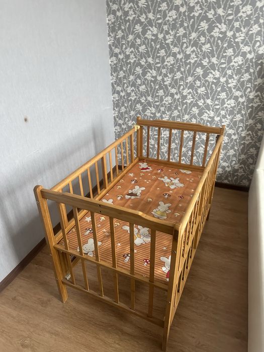 Манеж деревянный с полочками