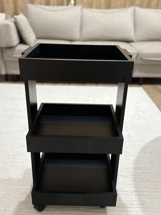 Деревянный стол для косметолога