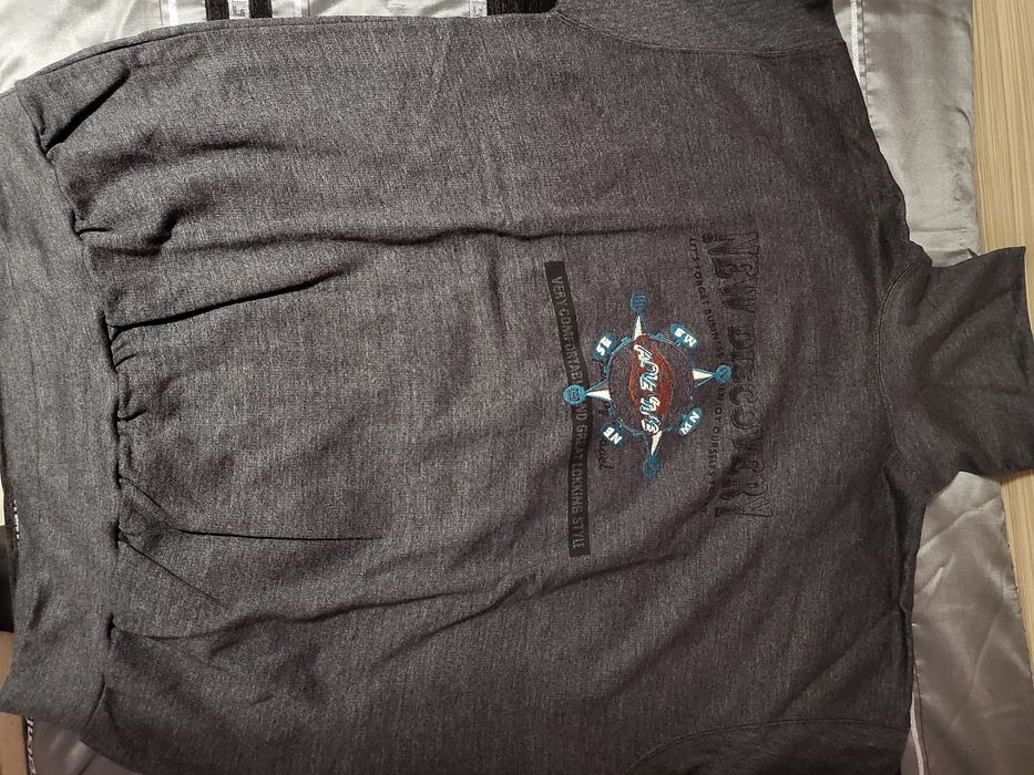 Мъжко поло в сив цвят.